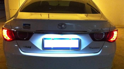 夜晚間，車牌識(shí)別反光發(fā)白怎么辦？