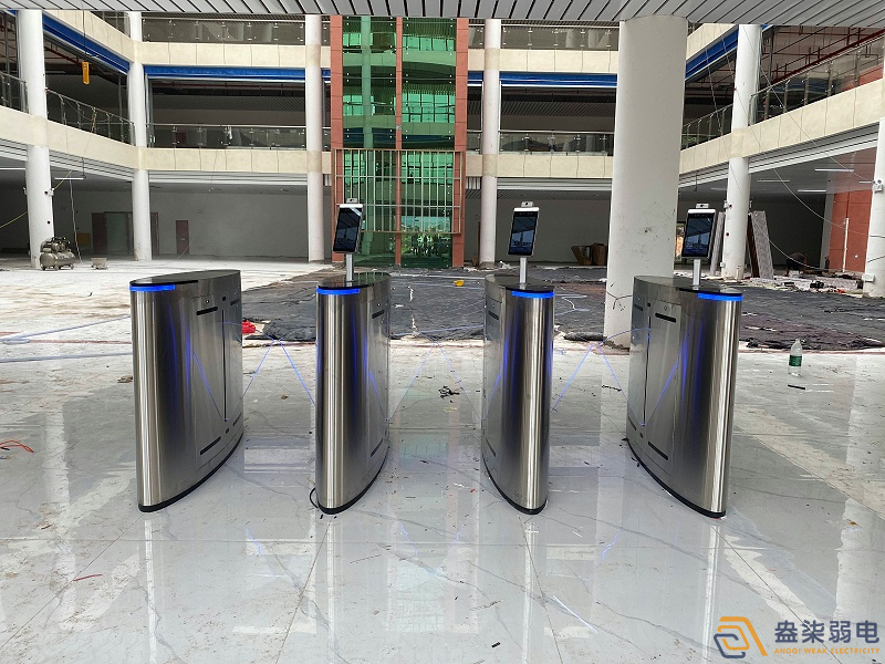工廠考勤通道閘機(jī)選什么合適？